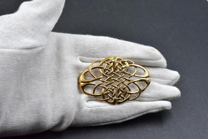Große keltische Ovalfibel aus Bronze von Belanas Schatzkiste auf Hand